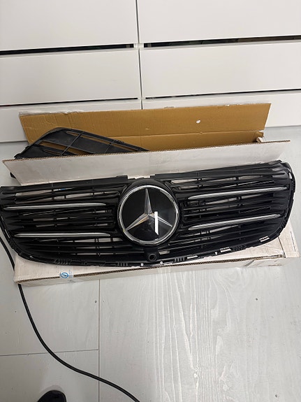 Mercedes-Benz etusäleikkö musta