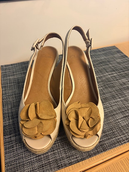 Clarks sandaalit