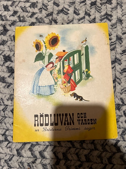 Rödluvan och vargen - Grimmin satujen kirja (ruotsi)