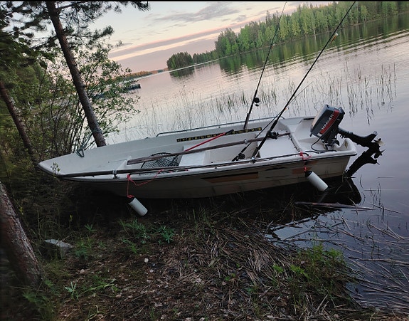 Suvi 400 +mariner 5hp perämoottori (vene Kuopiossa)