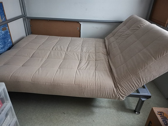Kahden hengen vuodesohva: 195 cm x 120 cm