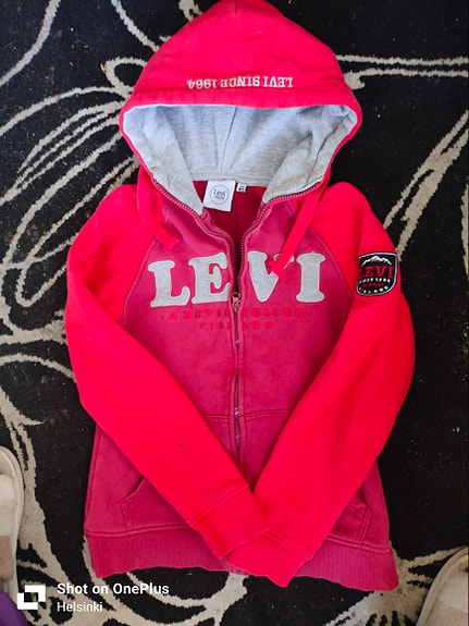 Levi's punainen huppari