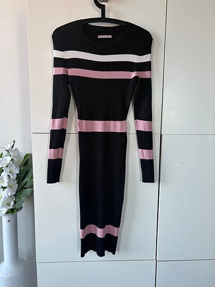 Anna Field neulemekko
