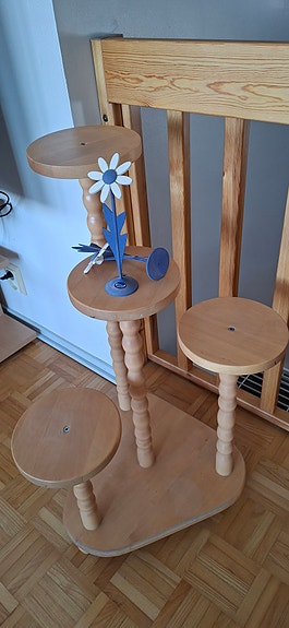 Puinen kukkapöytä / kukkateline