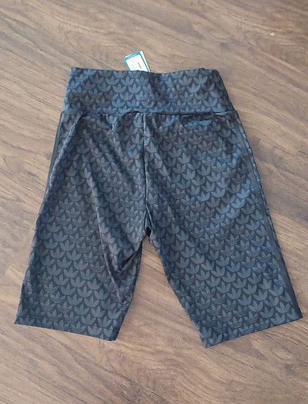 Adidaksen pyöräilyshortsit