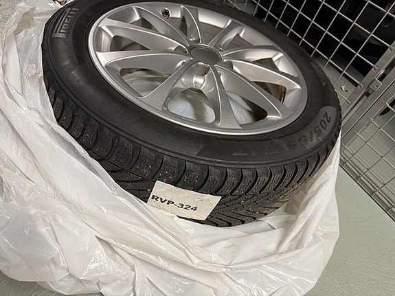 Mercedes-Benz 17” vanteet + Pirelli 205/55R17 renkaat