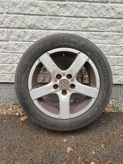 4 kpl VW alumiinivanne + Kumho Ecowing ES01 205/55 R16 rengas