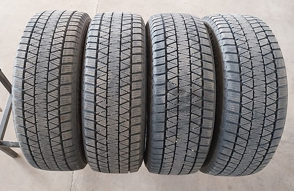 Käytetyt 225/60R18 Bridgestone kitkarenkaat