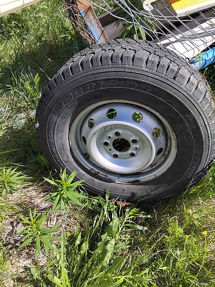 Talvirenkaat esim ducatoon 225 / 70. 15 R