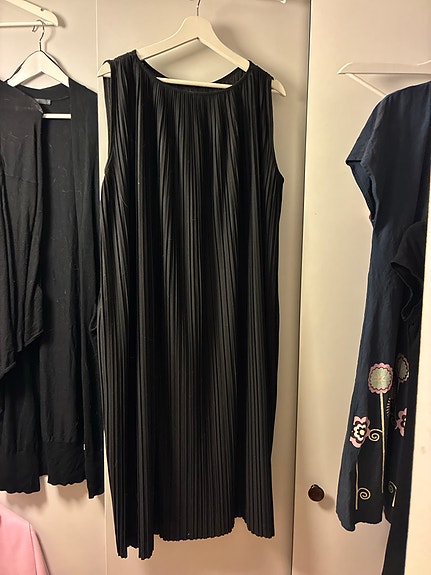 Uniqlo pliseerattu mekko L musta