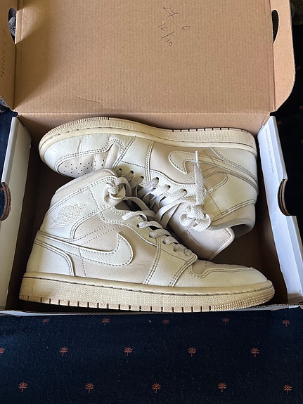 Tälläiset melkein kuin uudet niken jordan 1 kengät