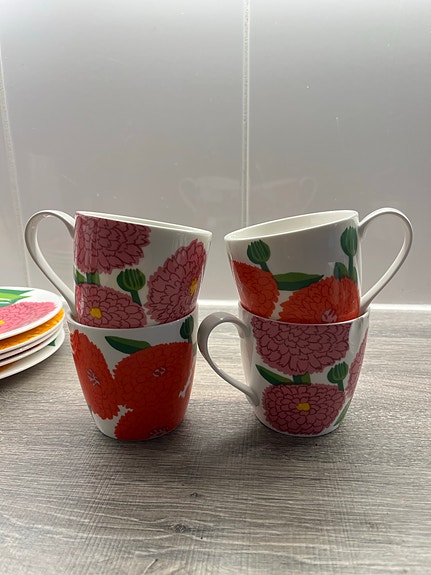Marimekko Primavera mukit ja lautaset