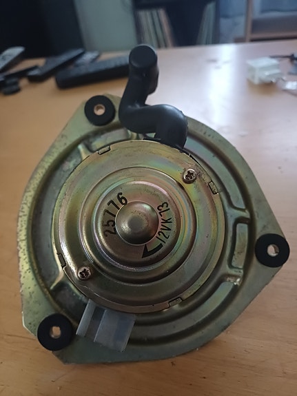 Nissan Stanza/Bluebird lämmityslaitteen puhaltimen moottori