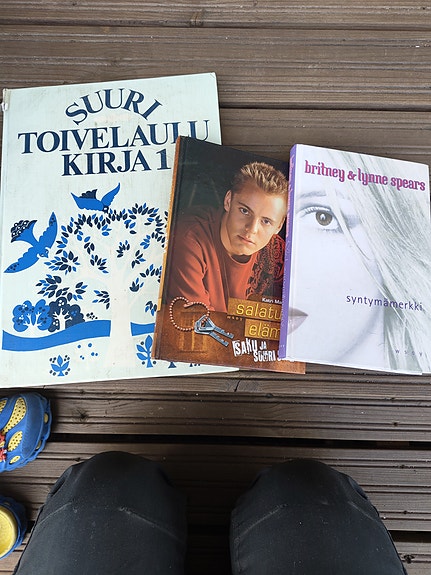 Kirjapaketti: Suuri toivelaulukirja 1 + 2 nuortenkirjaa
