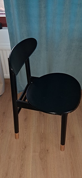Pari tällaista tuolia, neljäkin saatavissa. Kympin kpl.