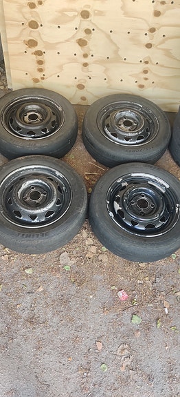 Hyvässä kunnossa olevat peltivanteet 4*100