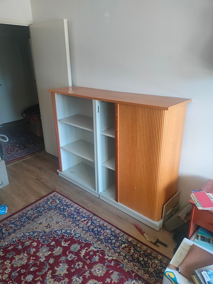 kaksi entistä pankin lipastoa