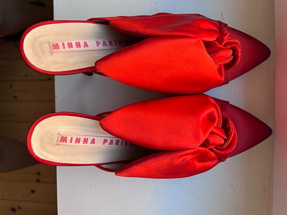 Minna Parikka korkokengät kauniilla rusetilla