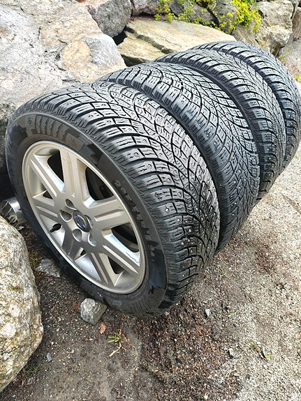 Volvon vanteet v50 tai S40 talvi / nastarenkailla. Yksittäin / koko sarja