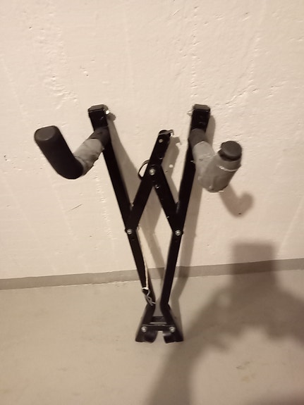 Polkupyörän kuljetusteline auton vetokoukkuun.