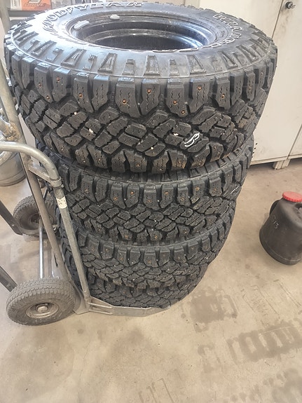 31x10.5 R15 Goodyear Wrangler (nastoitetut)