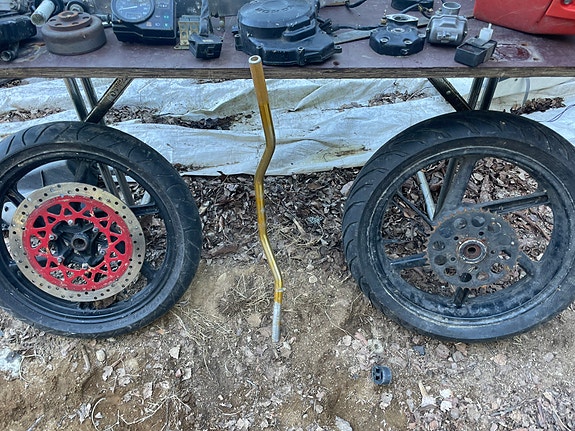 Hondan renkaat ja takahaarukka linkulla lähtee halvalla