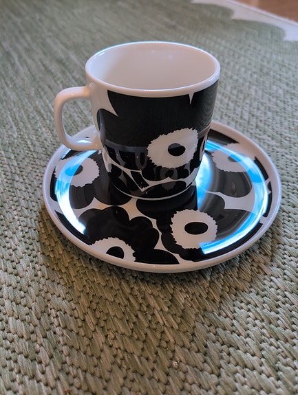 Marimekko Unikko kahvikuppi ja lautanen mustavalkoinen