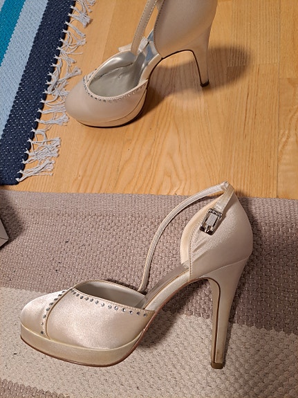 Naisten satiiniset juhlakengät (hääkengät) koko 37 vaalea beige
