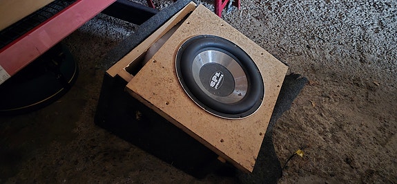 SPL subwoofer kotelolla