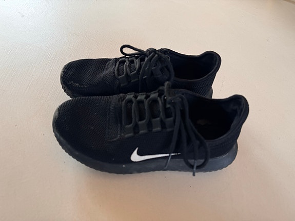 Nike mustat tennarit
