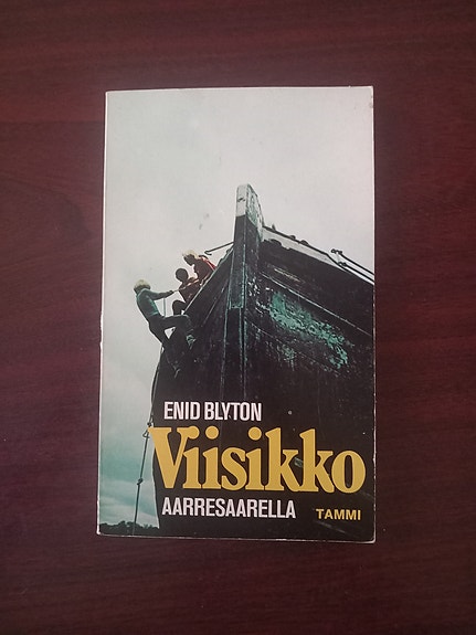 Enid Blyton Viisikko aarresaarella kirja