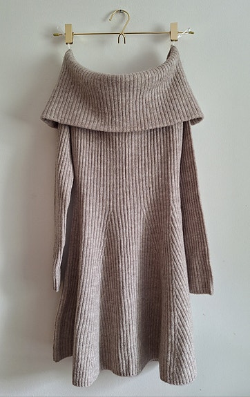 Off-shoulder neulemekko XS