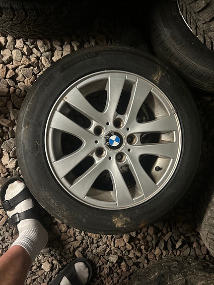 Bmw alkuperäiset vanteet, hyvillä kesäkumeilla.
