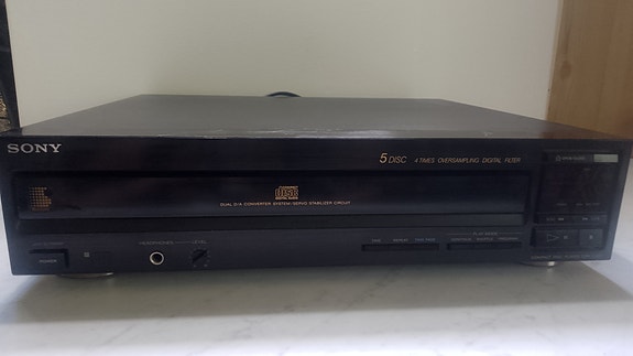 Sony CD-soitin 5 levyn vaihtajalla