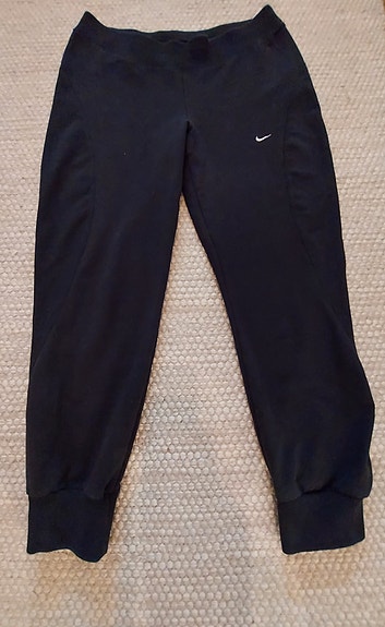 Nike dri fit mustat vajaamittaiset housut s