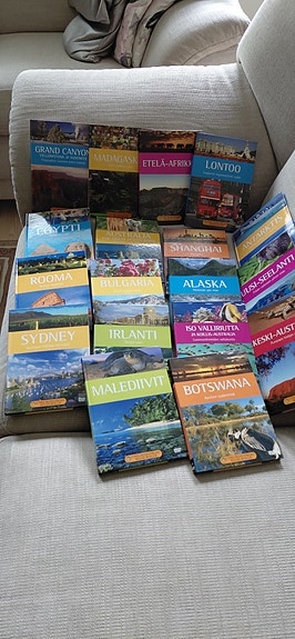 Matkaopas-kirjoja ja DVD-levyjä eri kohteista