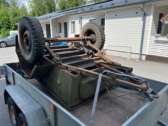 GAZ 704 -peräkärryn akseli ja jouset renkaineen