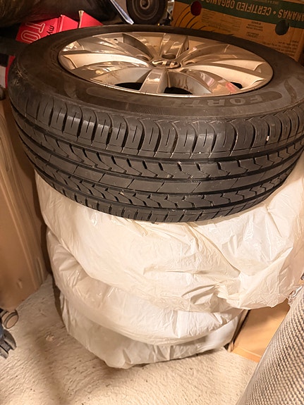 Myydään Volkswagen Passatiin sopivat kesärenkaat.  Hyväkuntoiset renkaat.