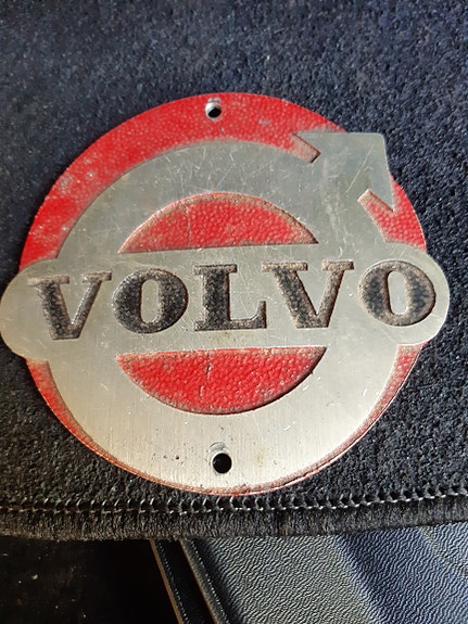 Volvo metallinen merkki / logo.Todennäköisesti -60 luvun kuormaautosta.