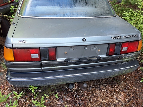 Toyota carina varaosia