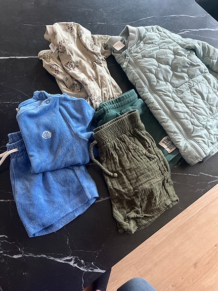 Lindex poikien vaatepaketti koko 86 kirjava