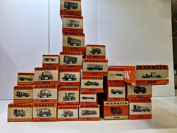Märklin 1950/60-luvun vaunuja punaisissa laatikoissa