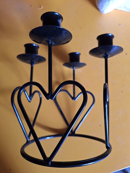 Musta metallinen kynttilänjalka