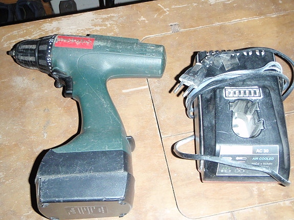 Metabo akkuporakone + automaattinen laturi