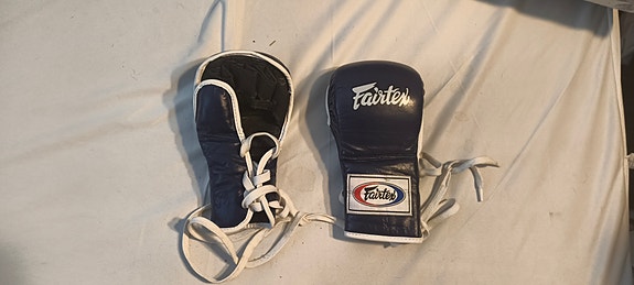 Fairtex mma hanskat nauhoilla