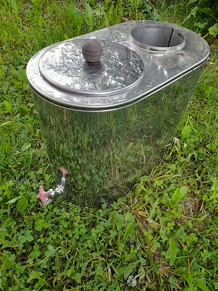 Vesisäiliö kiukaan hormiin.