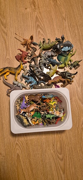 Dinosaurus ja eläin figuureita