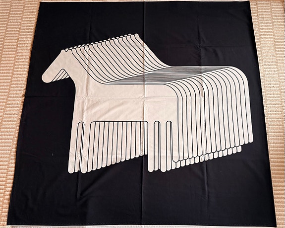 Marimekko Kentauri-kangas musta-valkoinen