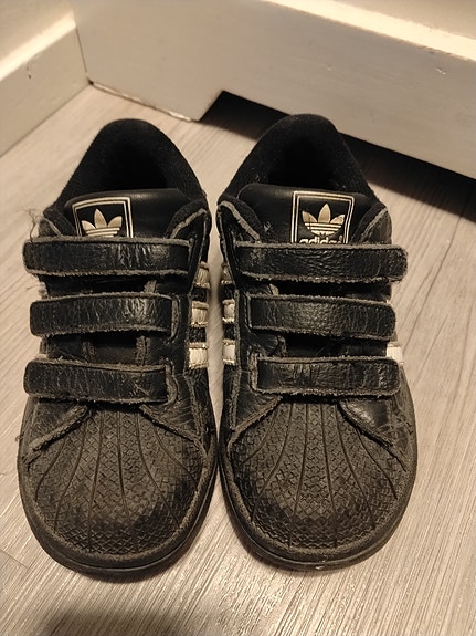 Adidas lenkkarit