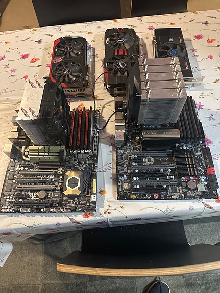 I7 920 ja i7 950 komboja + näytönohjaimia